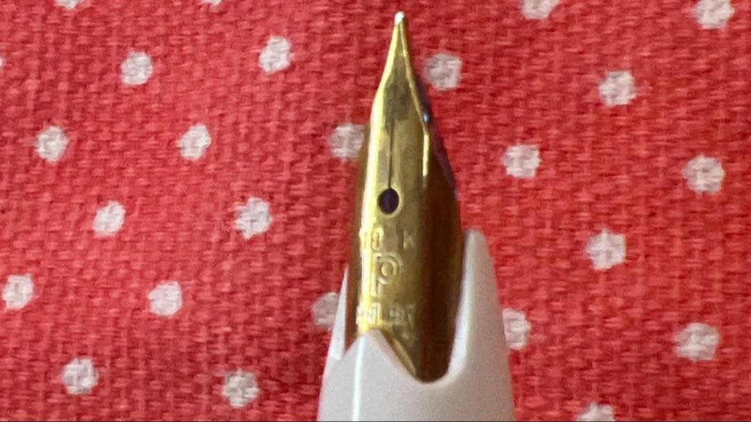 万年筆　プラチナ　18金 細　軟　(四葉のクローバー柄)