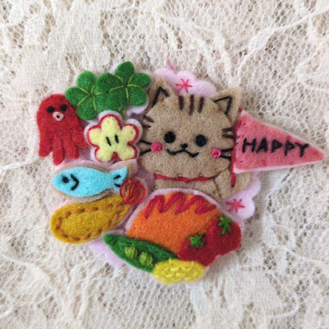 [専用　こり様]くるみボタン 刺繍 ブローチ ストラップ