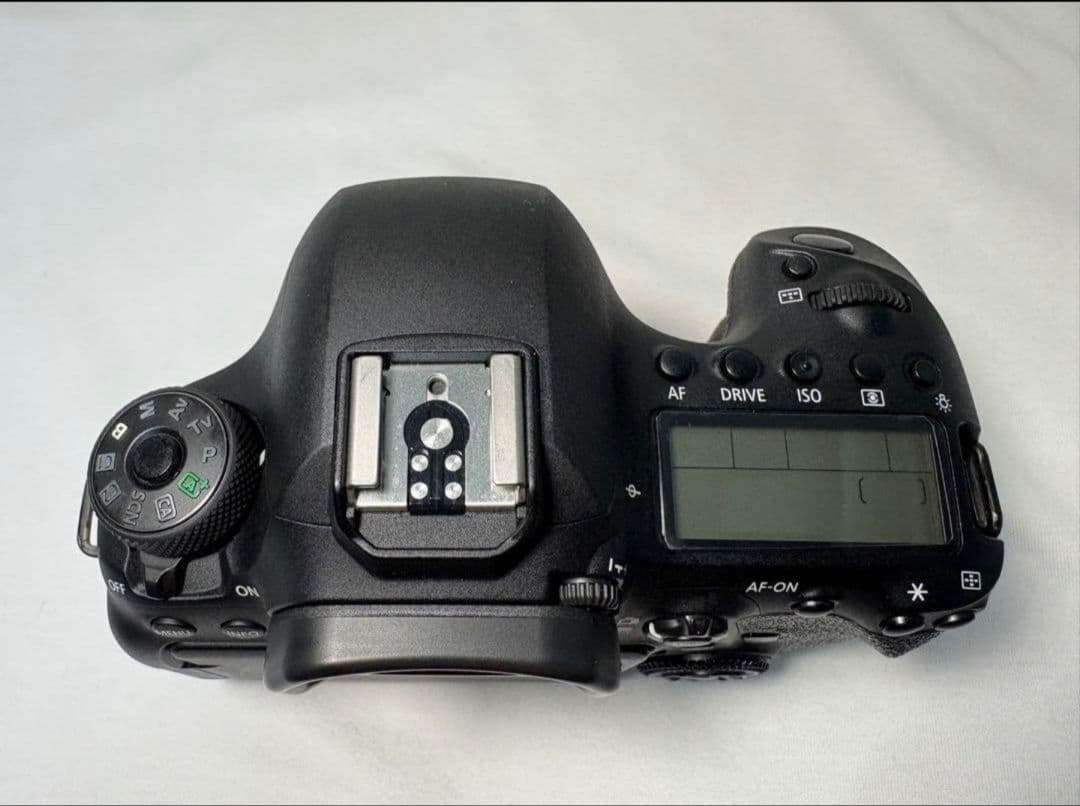 Canon EOS 6D Mark II 本体と付属品
