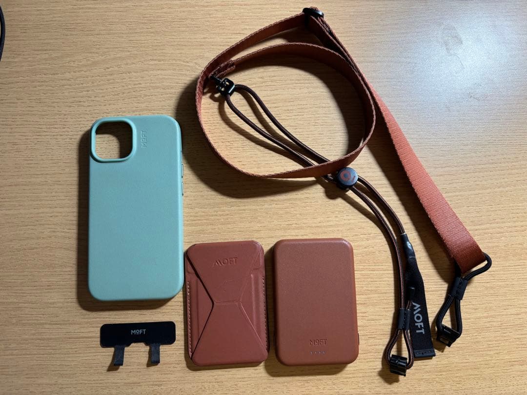 MOFT iPhone 15 ケース、ストラップ、スマホスタンド、バッテリー