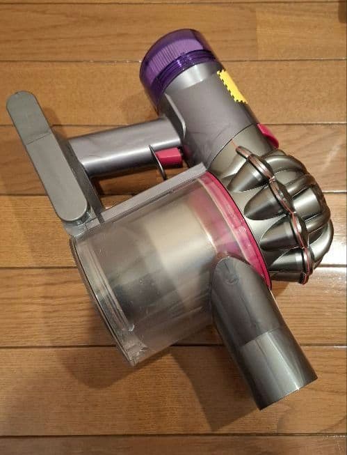 Dyson V8 スティッククリーナー本体とアタッチメント