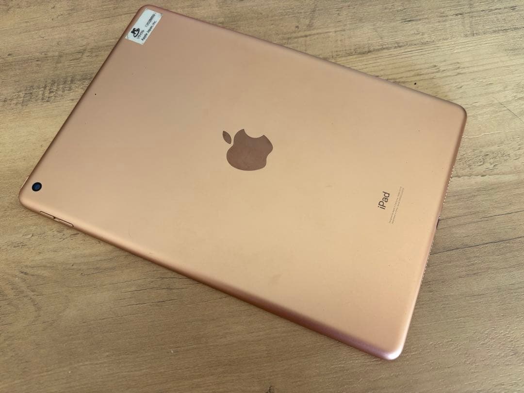 第8世代 iPad (純正ペン、純正充電コード付)