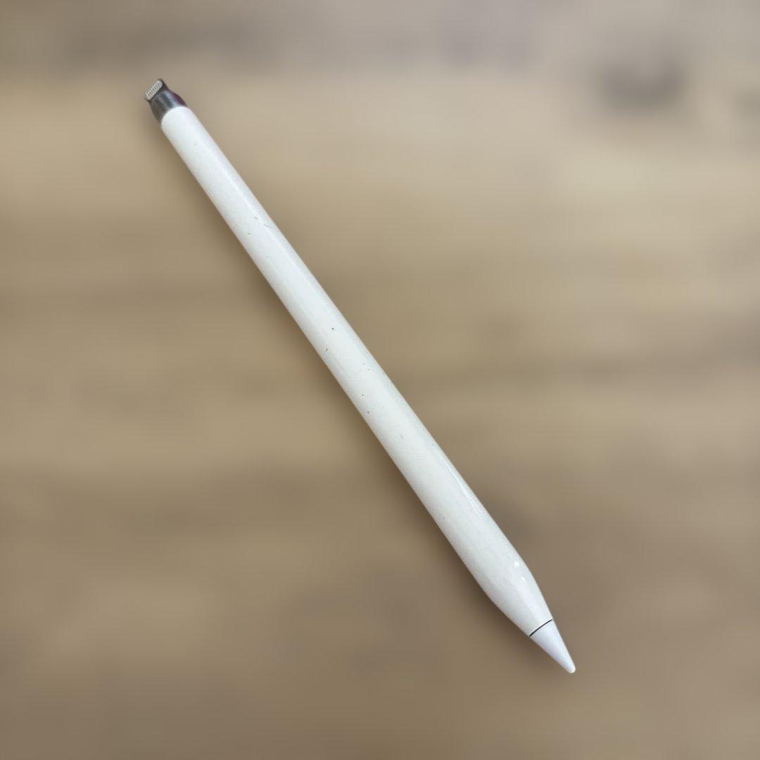 第8世代 iPad (純正ペン、純正充電コード付)