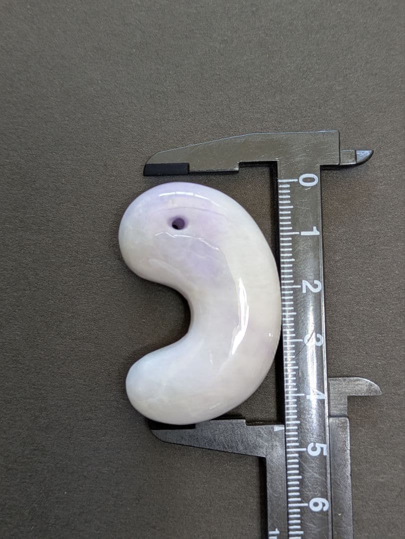 期間限定商品！天然石 【超ビッグサイズ翡翠】の【勾玉 マガタマ】です。