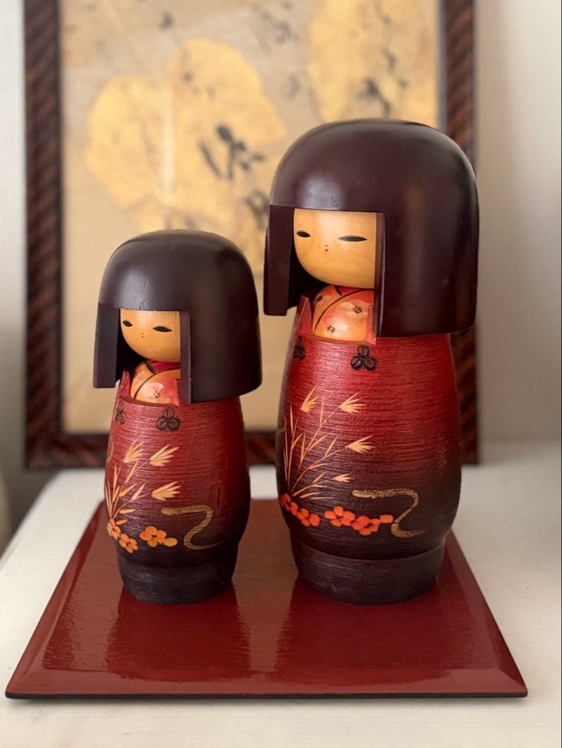 藤川正衛 作 こけし 18.5・24.5cm 高級飾り台付き（黒／朱 両面