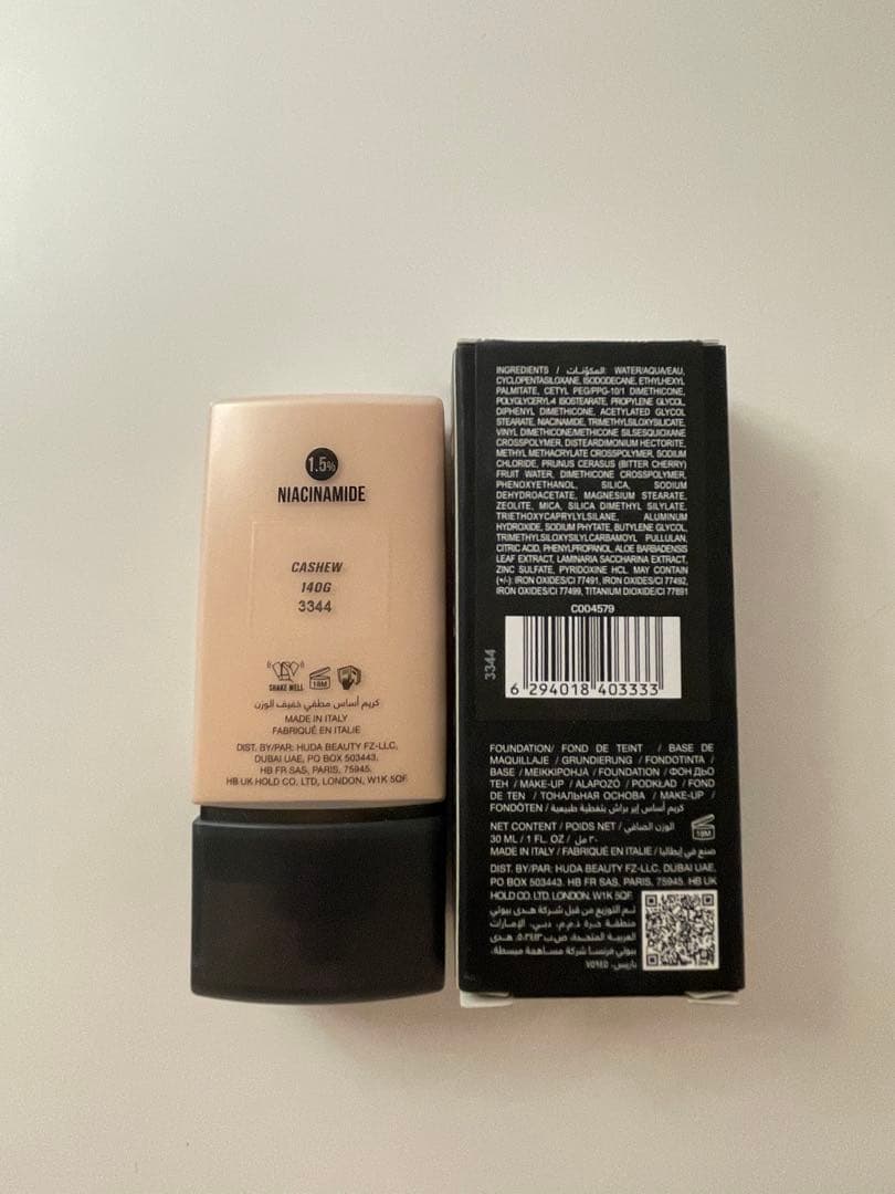 Huda Beauty Easy Blur リキッドファンデーション 30mL