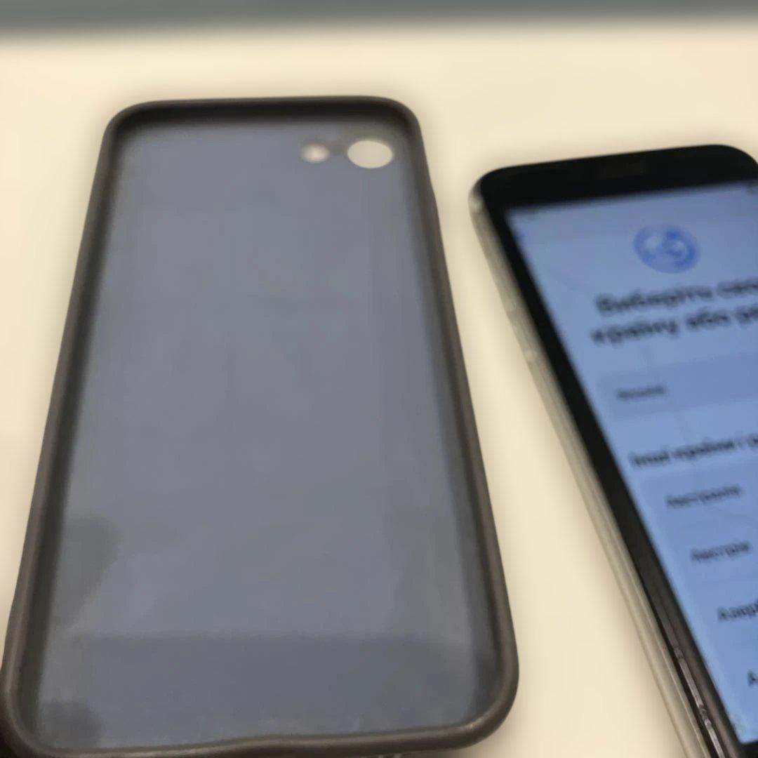 iPhone SE 白　ホワイト　本体 画面にひびあり
