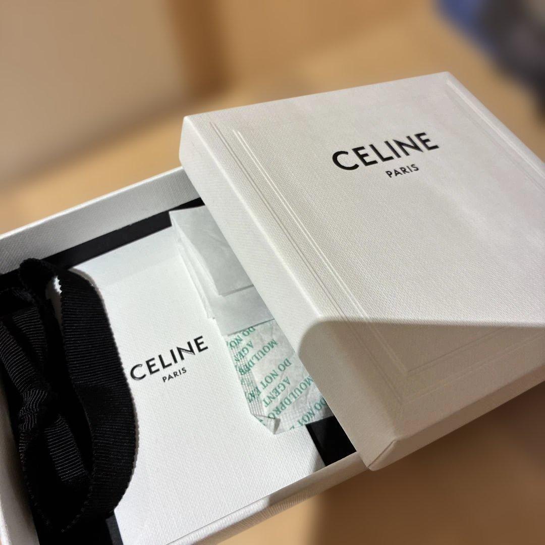 CELINE ホワイト ギフトボックス リボン付き　縦横10cm 深さ3cm