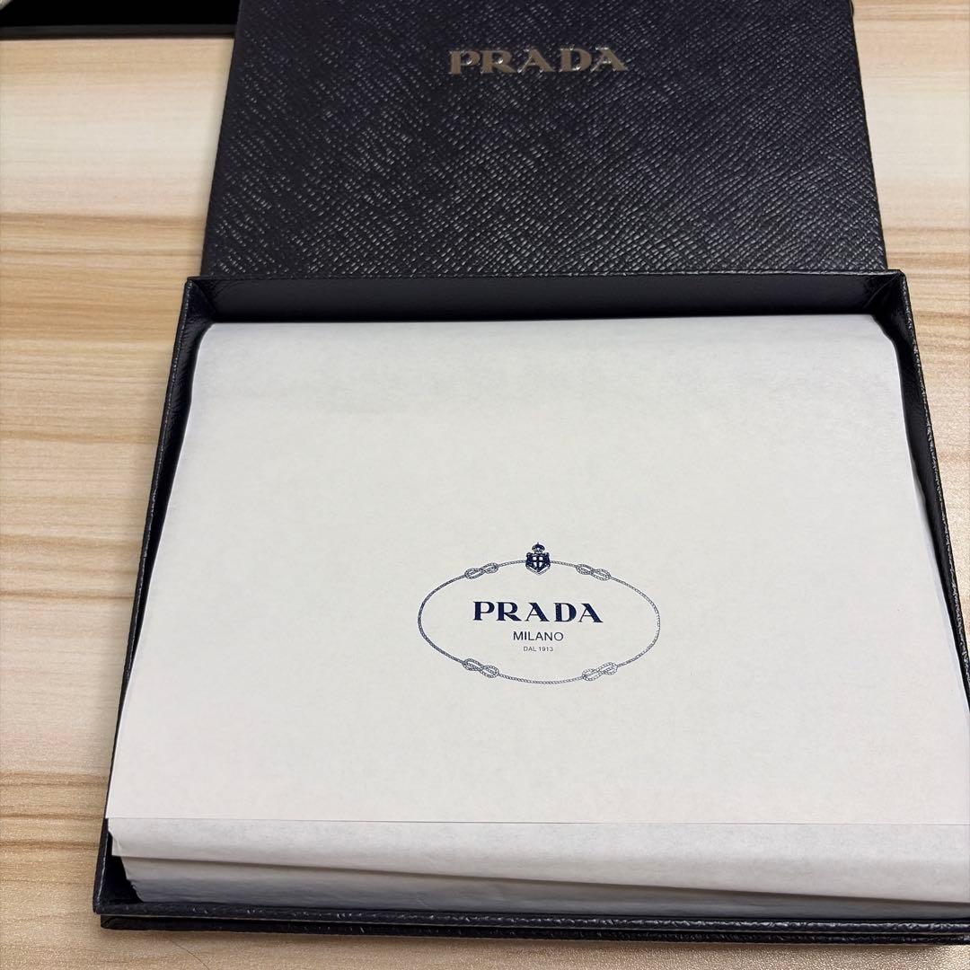 PRADA iPhon１４pro用ケース ブルー　ほぼ新品