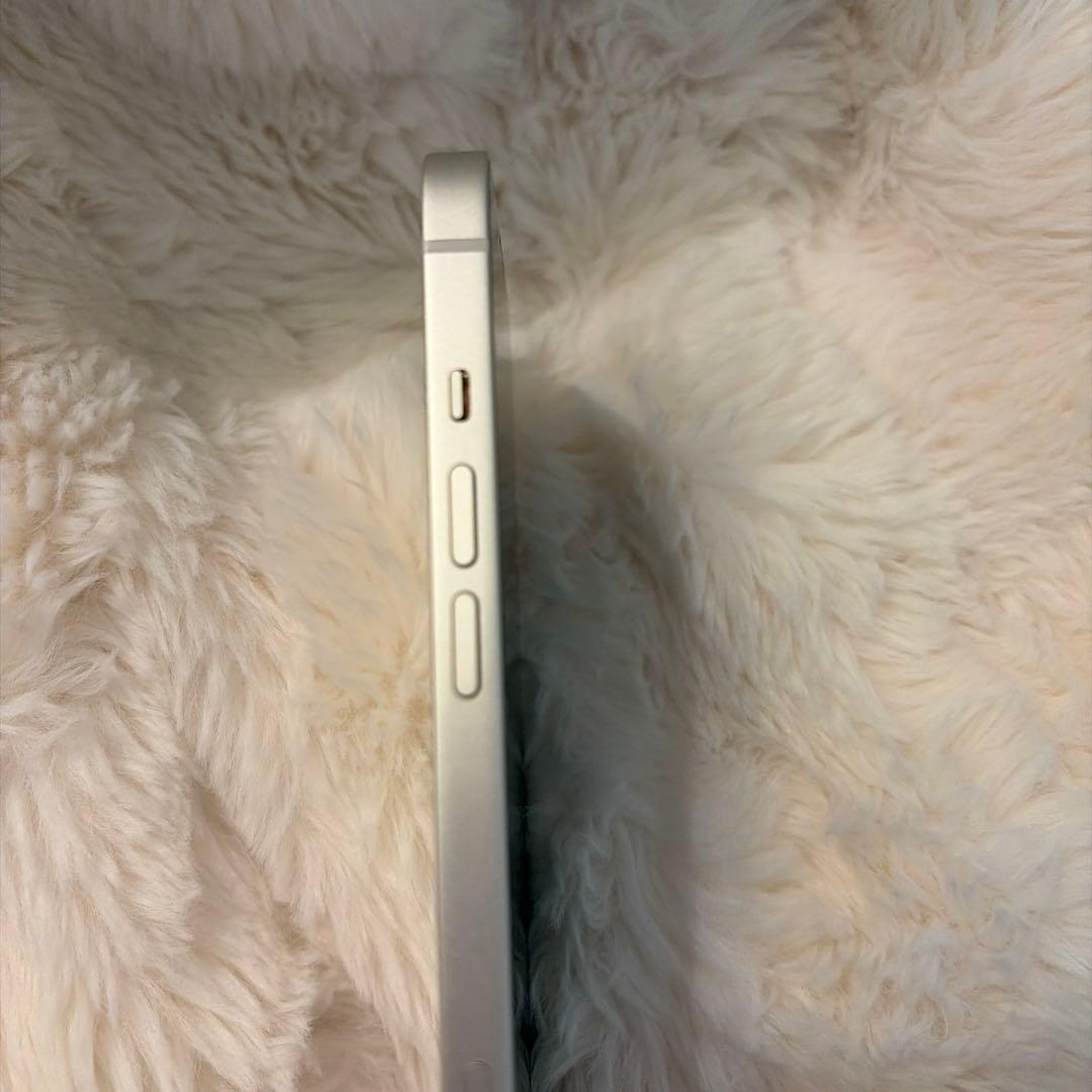 Apple iPhone 13 ホワイト(スマホカバー．充電ケーブル付き)