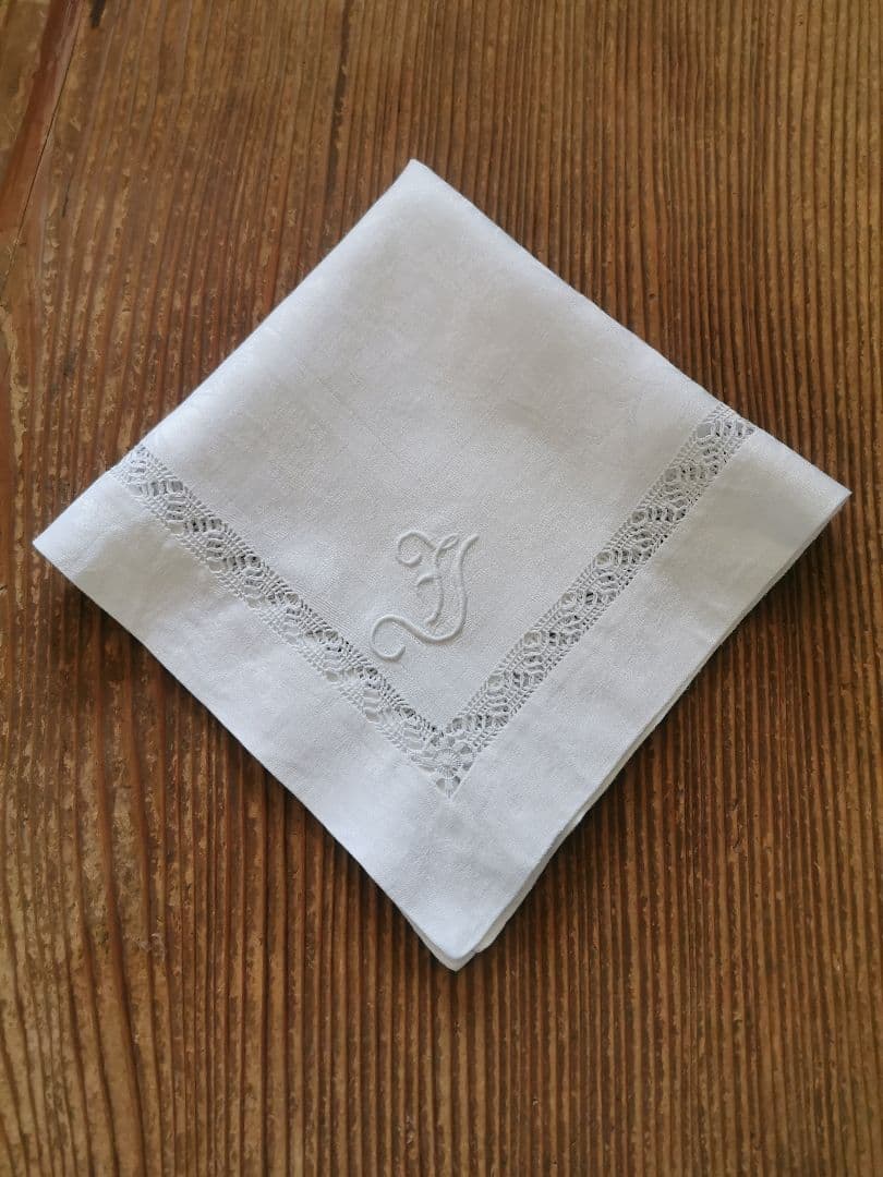 アンティーク ダマスク織 カーネーション 桜草 イニシャル刺繍 ドローンレースβ