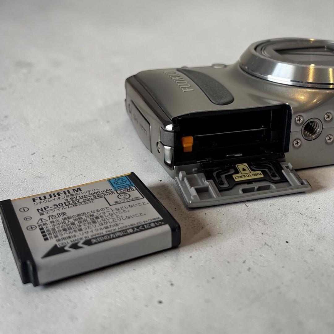 【超美品】FUJIFILM FinePix F300 EXR 人気色シルバー