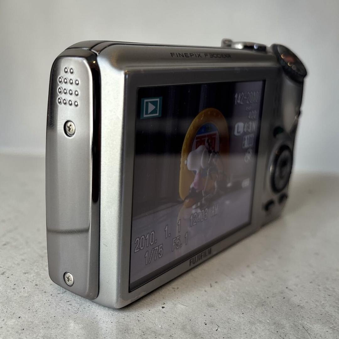 【超美品】FUJIFILM FinePix F300 EXR 人気色シルバー