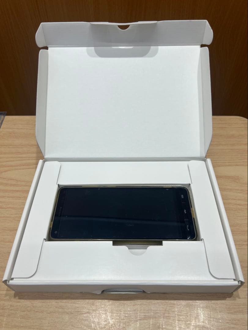 京セラ BASIO4 スマートフォン 付属品付き パッケージセット