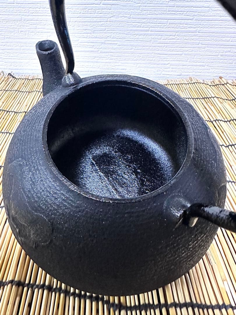 未使用品、供箱等付属品付　南部運南堂　南部鍋元造　１２型馬文様　南部鉄瓶
