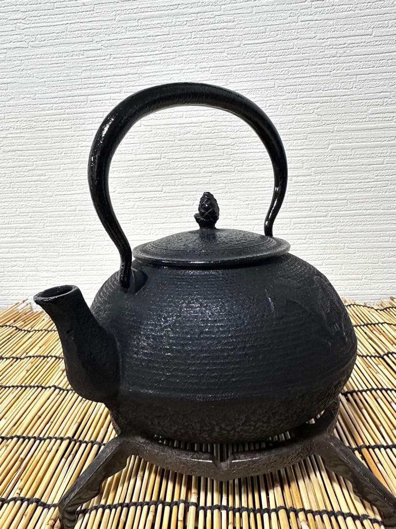 未使用品、供箱等付属品付　南部運南堂　南部鍋元造　１２型馬文様　南部鉄瓶