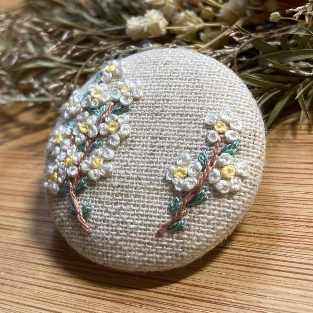 くるみボタン刺繍ブローチ ユキヤナギのブローチ handmade