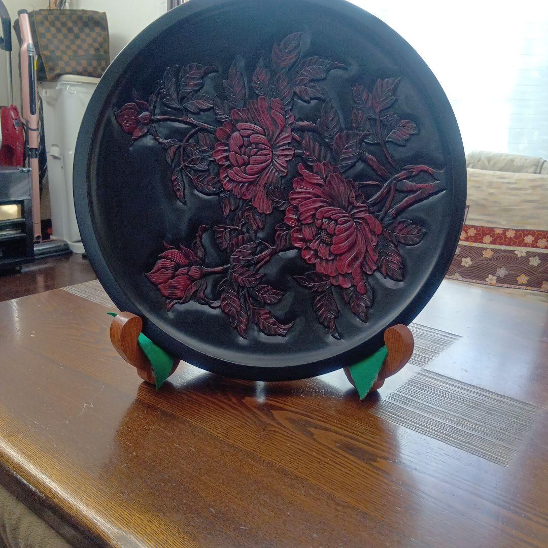 赤い花の彫刻 漆器 盆