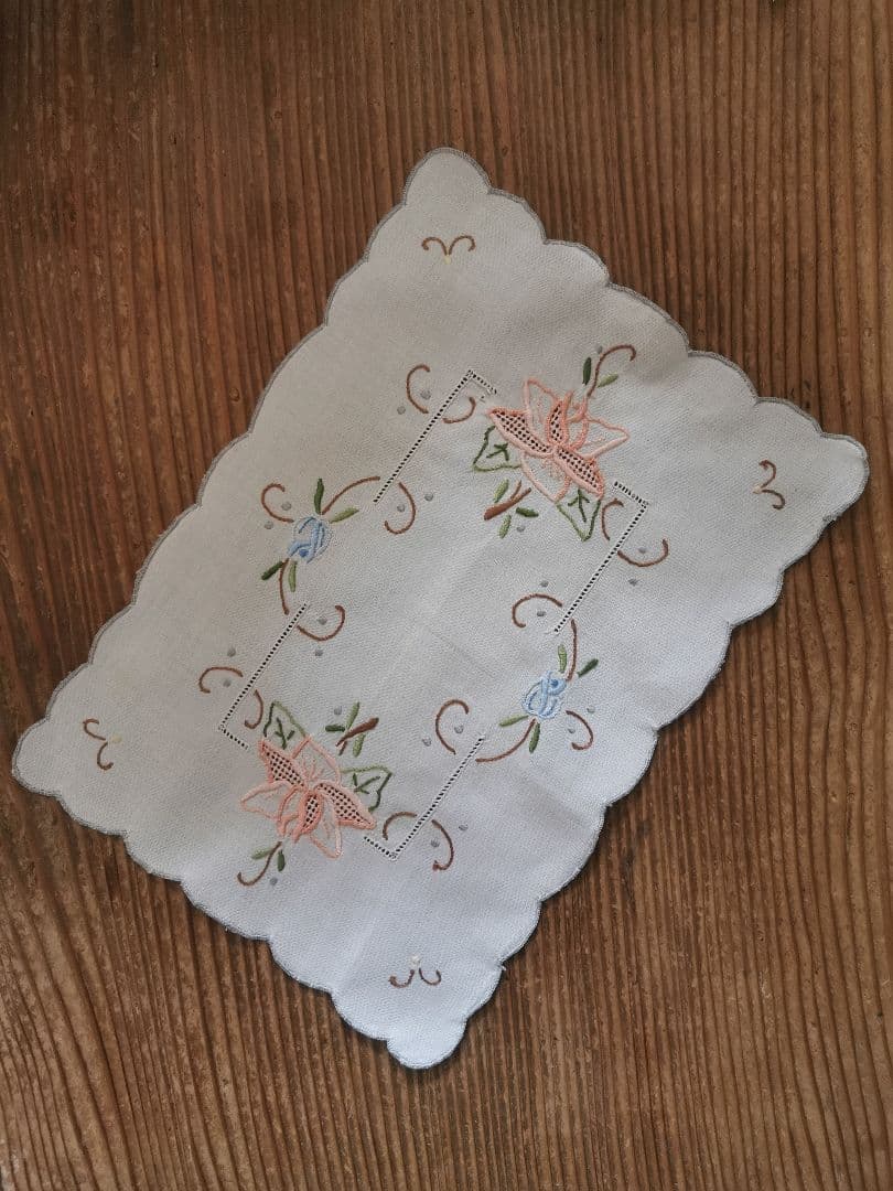 ヴィンテージ/アンティーク フランス ピンク薔薇 水色の蕾 色糸刺繍リネンクロス