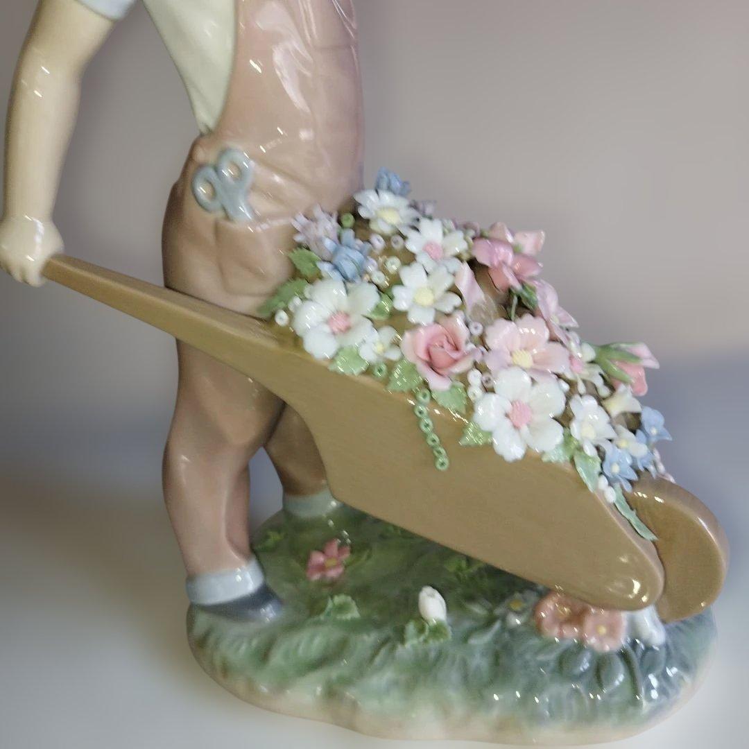 花車押す少女。