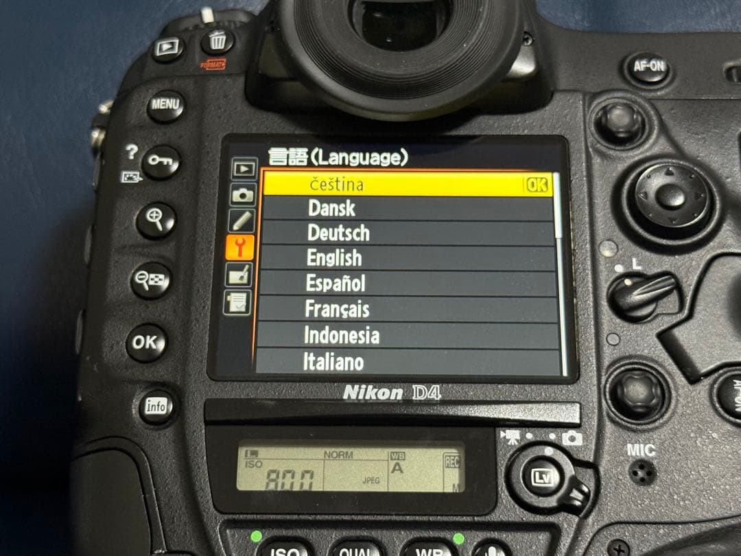 Nikon D4 ボディ XQDカード2枚付 動作品 CF不可