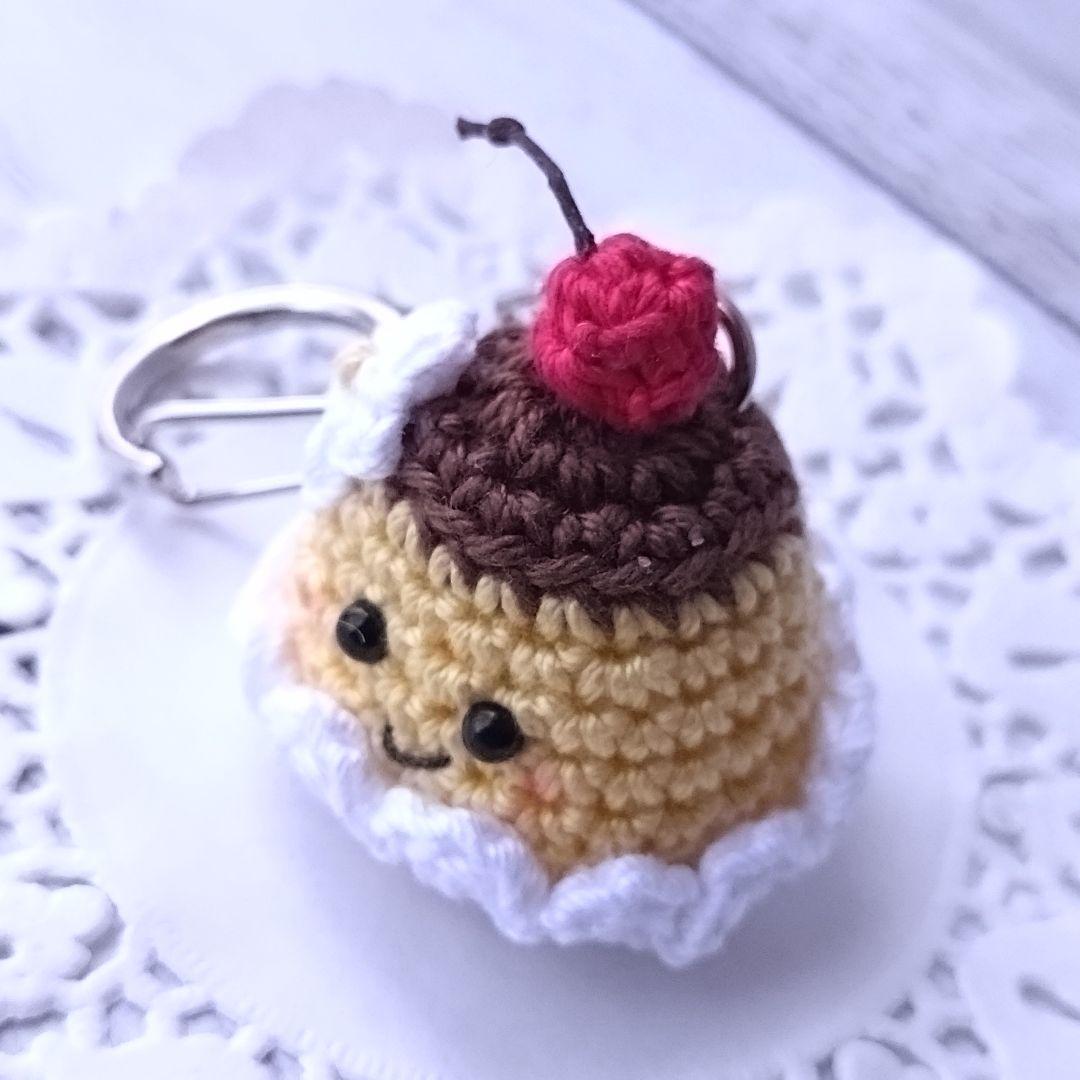 No.1430 ハンドメイドあみぐるみ　プリン　キーホルダー