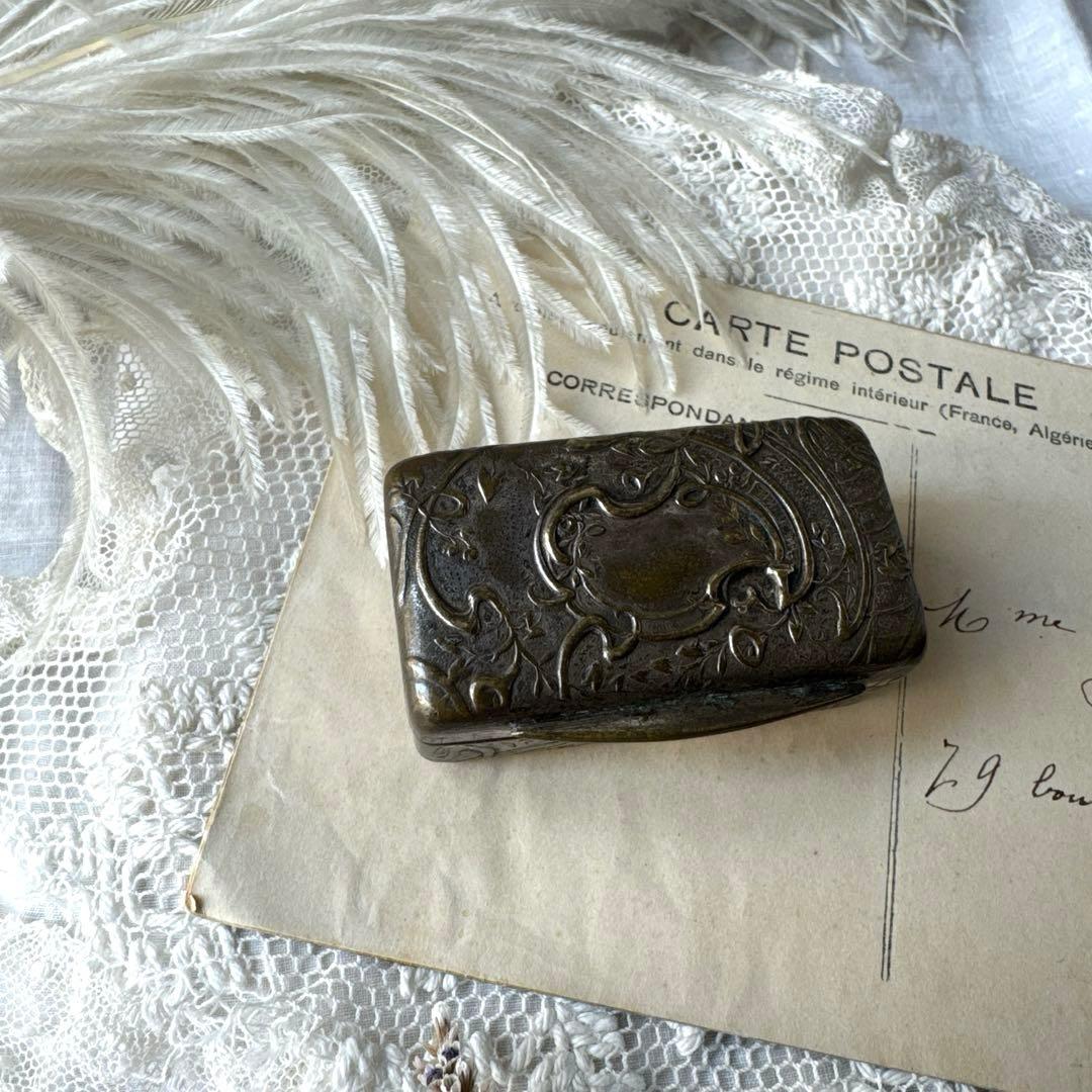 フランスアンティーク　ロカイユ装飾ピルケース　ミニチュア　ドール用　ボックス　箱