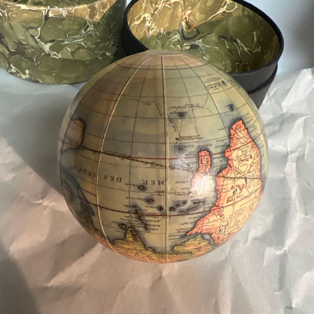 歴史的地図デザインの地球儀