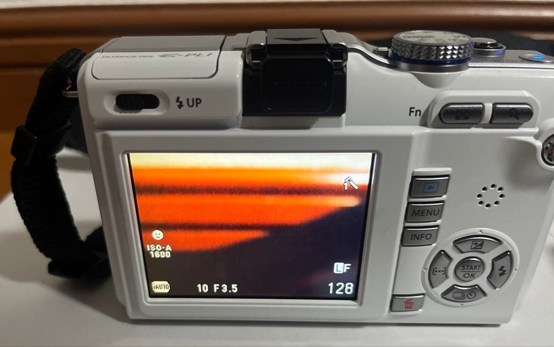 OLYMPUS ミラーレス一眼カメラ Pen Lite E-PL1 オリンパス