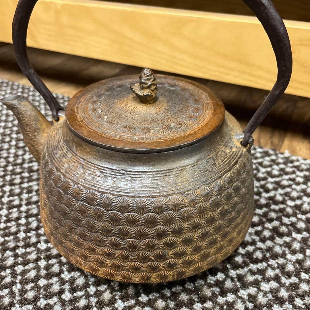 古鉄瓶 魚子紋 菊蓋 時代物 鉄瓶 骨董 アンティーク 煎茶道具 伝統工芸