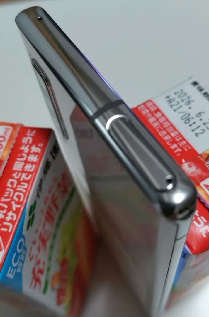 arrows NX9　F-52A docomo 5G　ホワイト