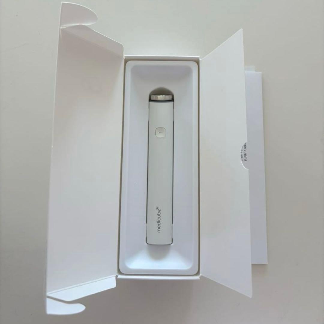 メディキューブ　medicube ブースタープロミニ 美顔器　ホワイト