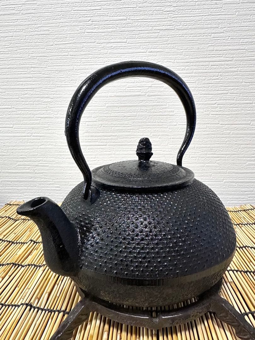 未使用品、栞付　南部運南堂南部鍋元造　１２型アラレ　南部鉄瓶　南部鉄器　調理器具