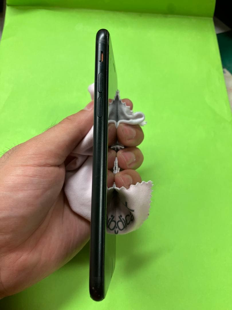 iPhone SE2 第2世代　ブラック 本体　simロック解除済み　画面割れ有