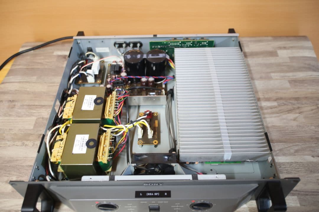 ②SONY　プロ用パワーアンプ