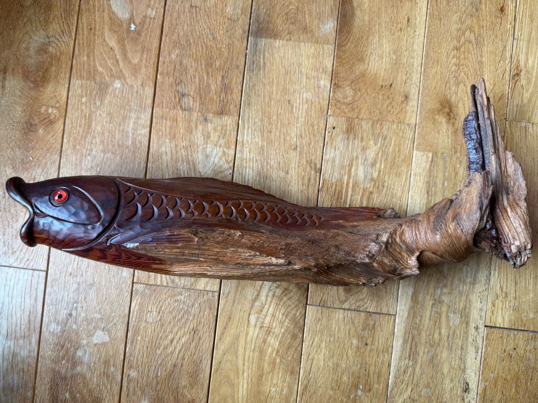 木彫りの美しい魚　彫刻　オブジェ　置物