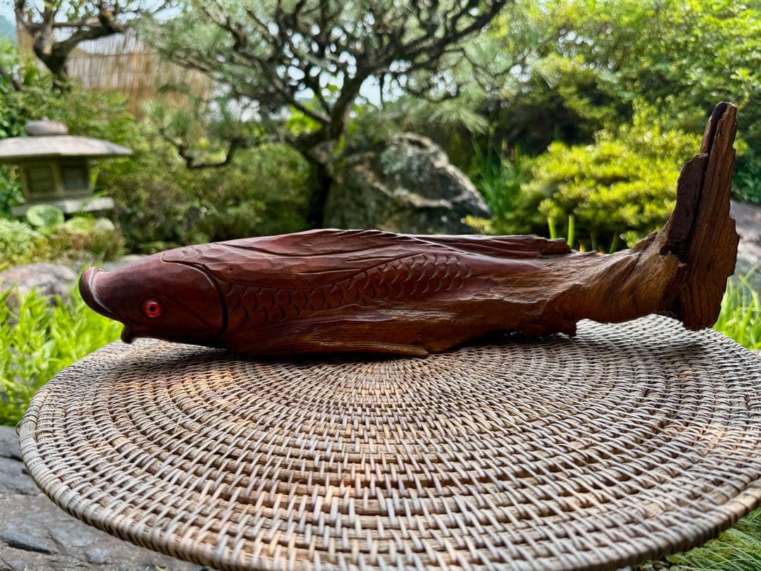木彫りの美しい魚　彫刻　オブジェ　置物