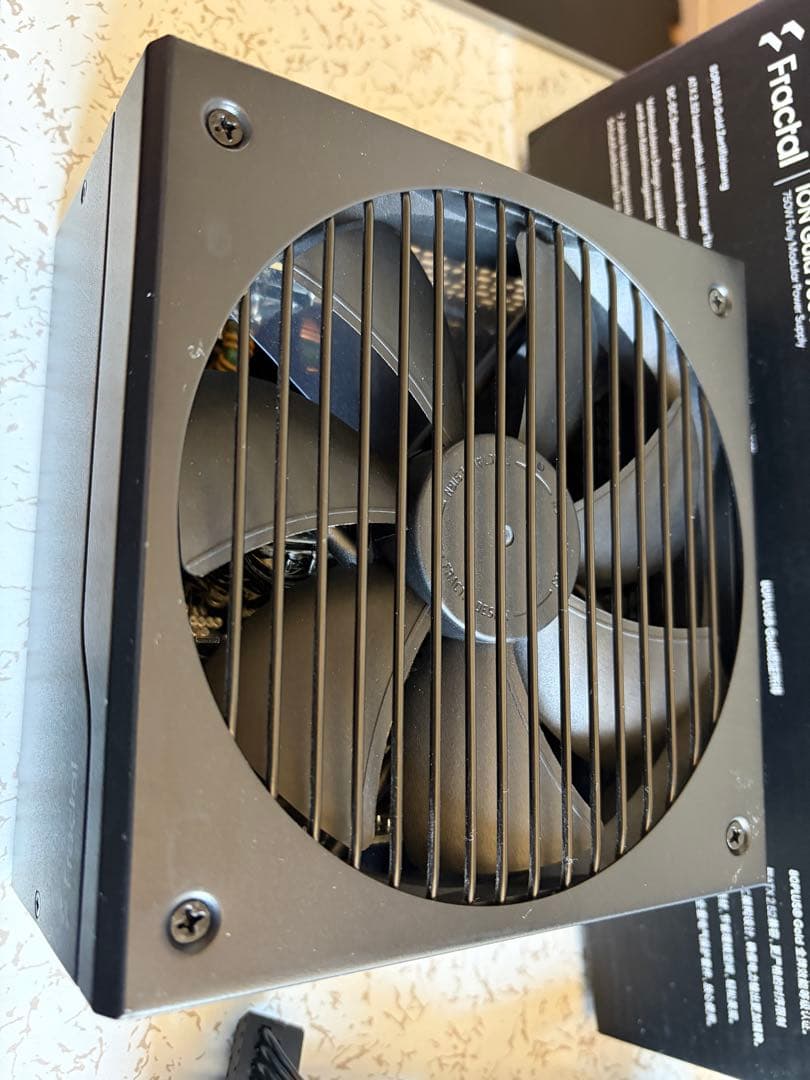 Fractal Ion Gold 750W 電源ユニット