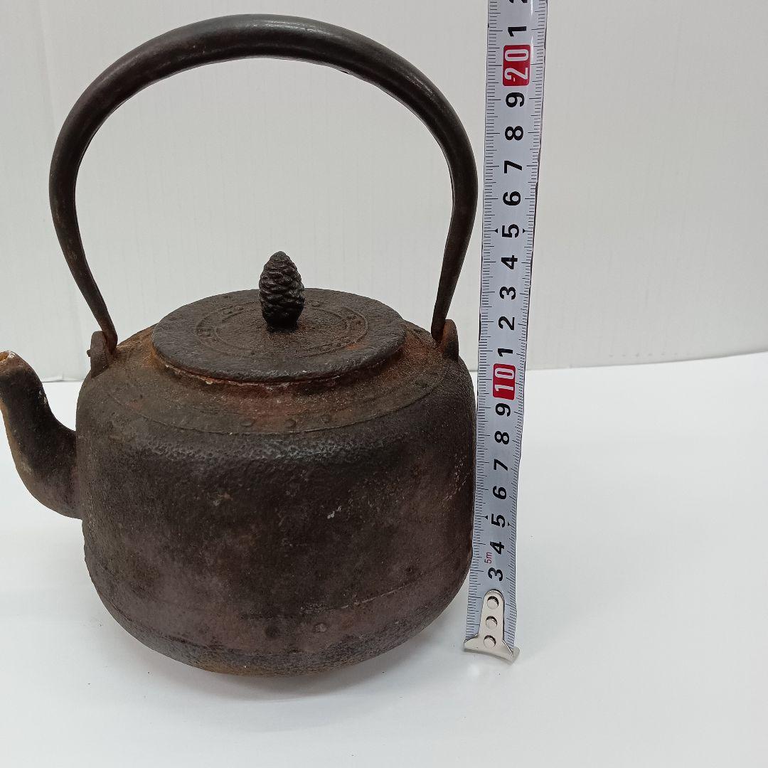♢355 骨董 鉄瓶 鉄器 湯沸かし 松 茶道具 蓋裏記名彫刻あり