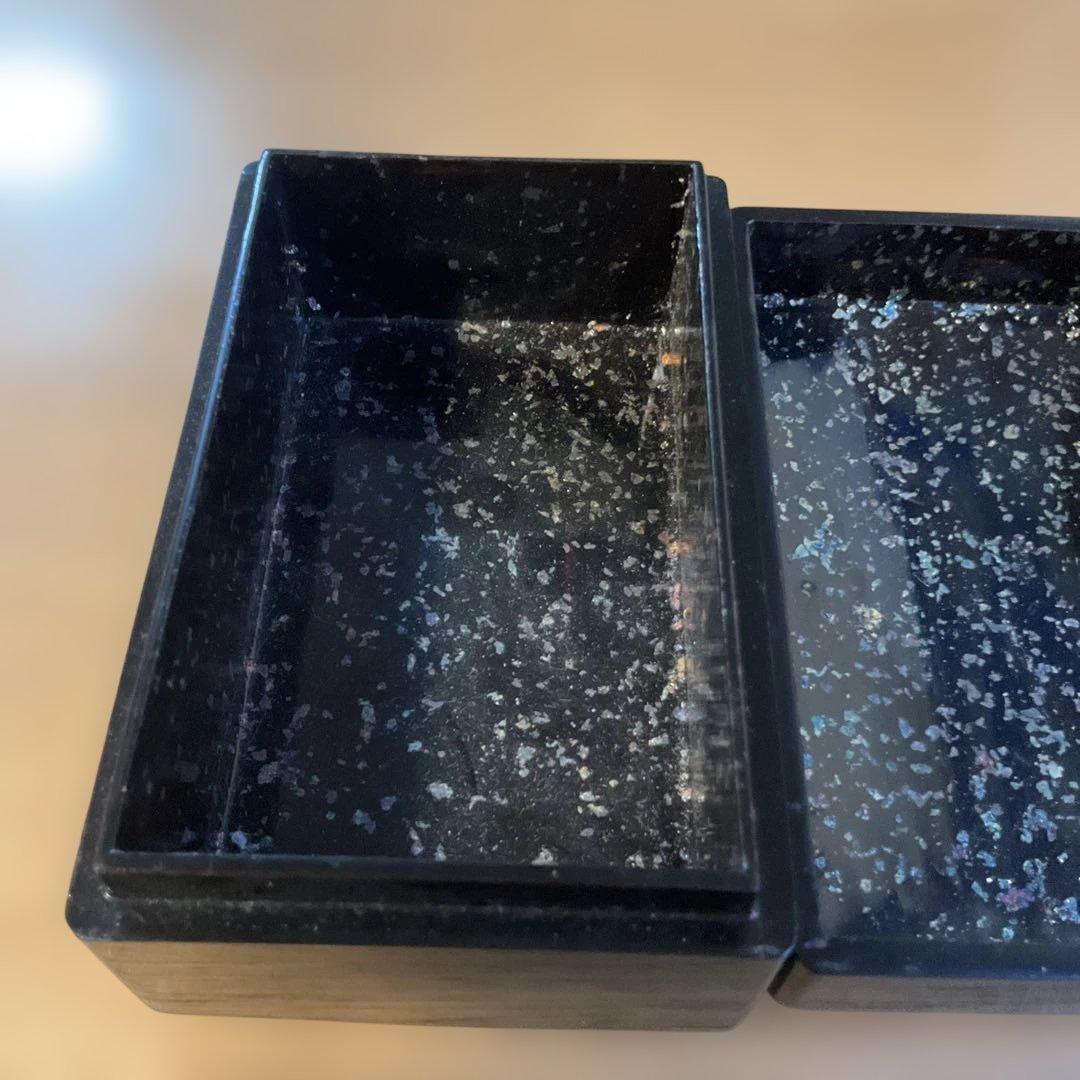 金色の花模様の漆器香合
