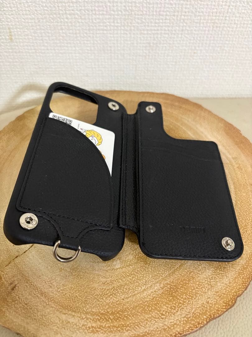 DEMIU スタッズ付きブラックレザーiPhone15pro ケース