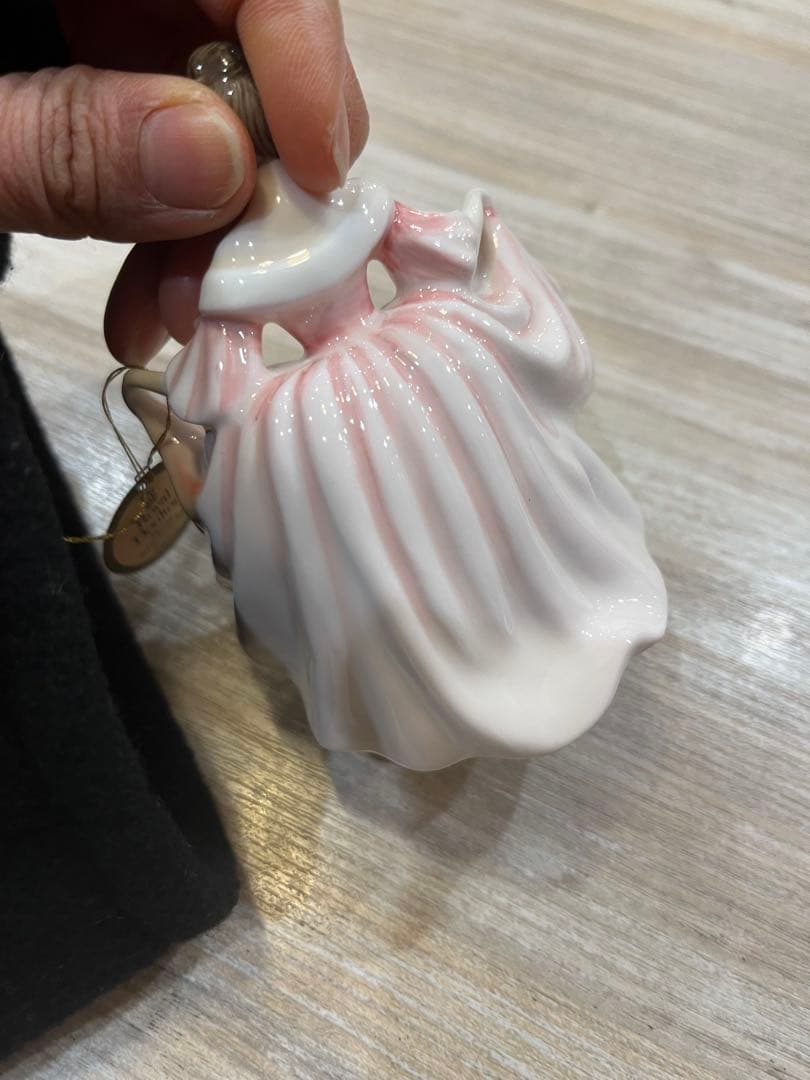  フィギュリン　SARA 陶器人形