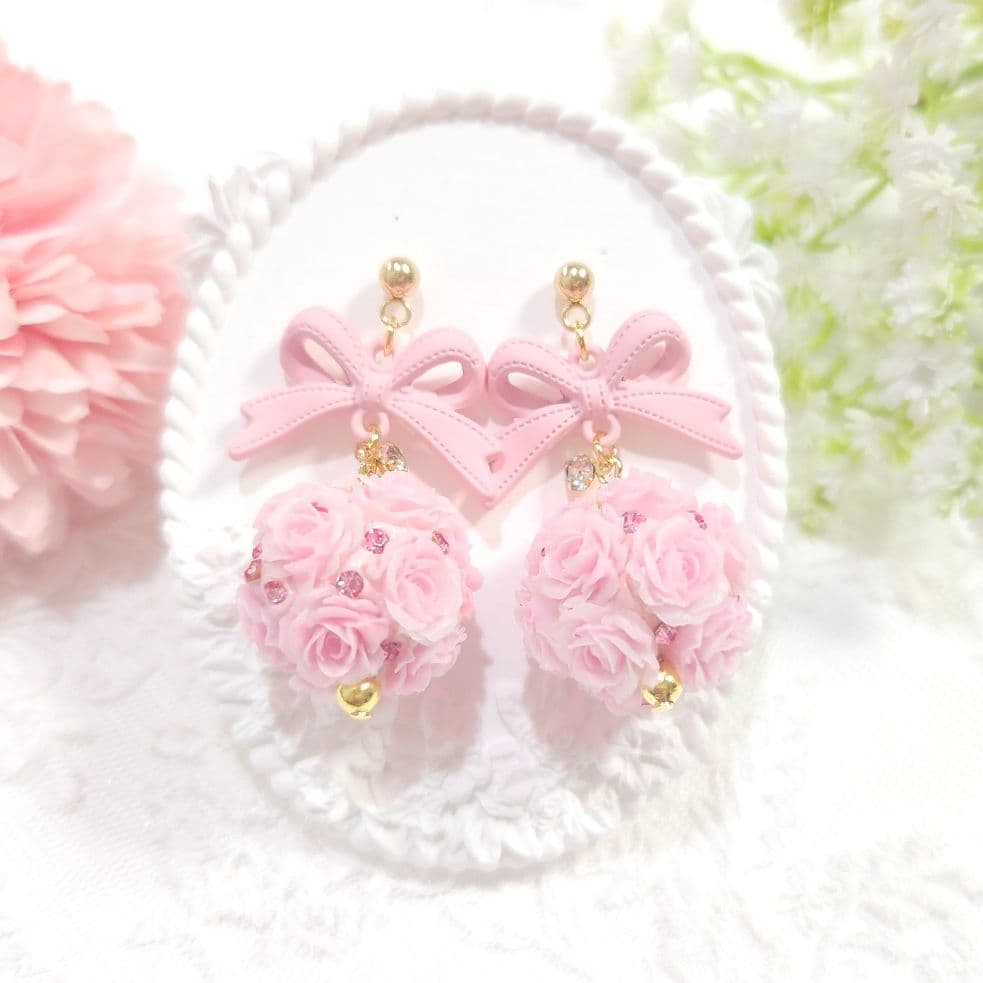 春カラー♡桜ピンク♡大ぶりステッチリボンと薔薇ボールの立体ピアス♡