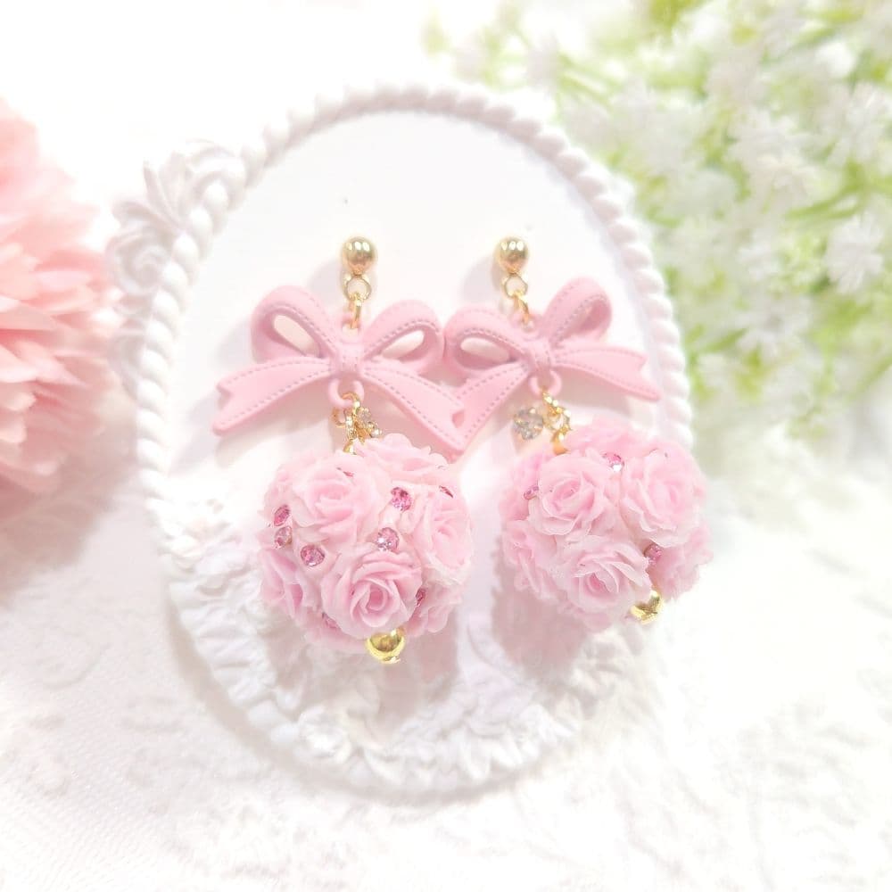 春カラー♡桜ピンク♡大ぶりステッチリボンと薔薇ボールの立体ピアス♡
