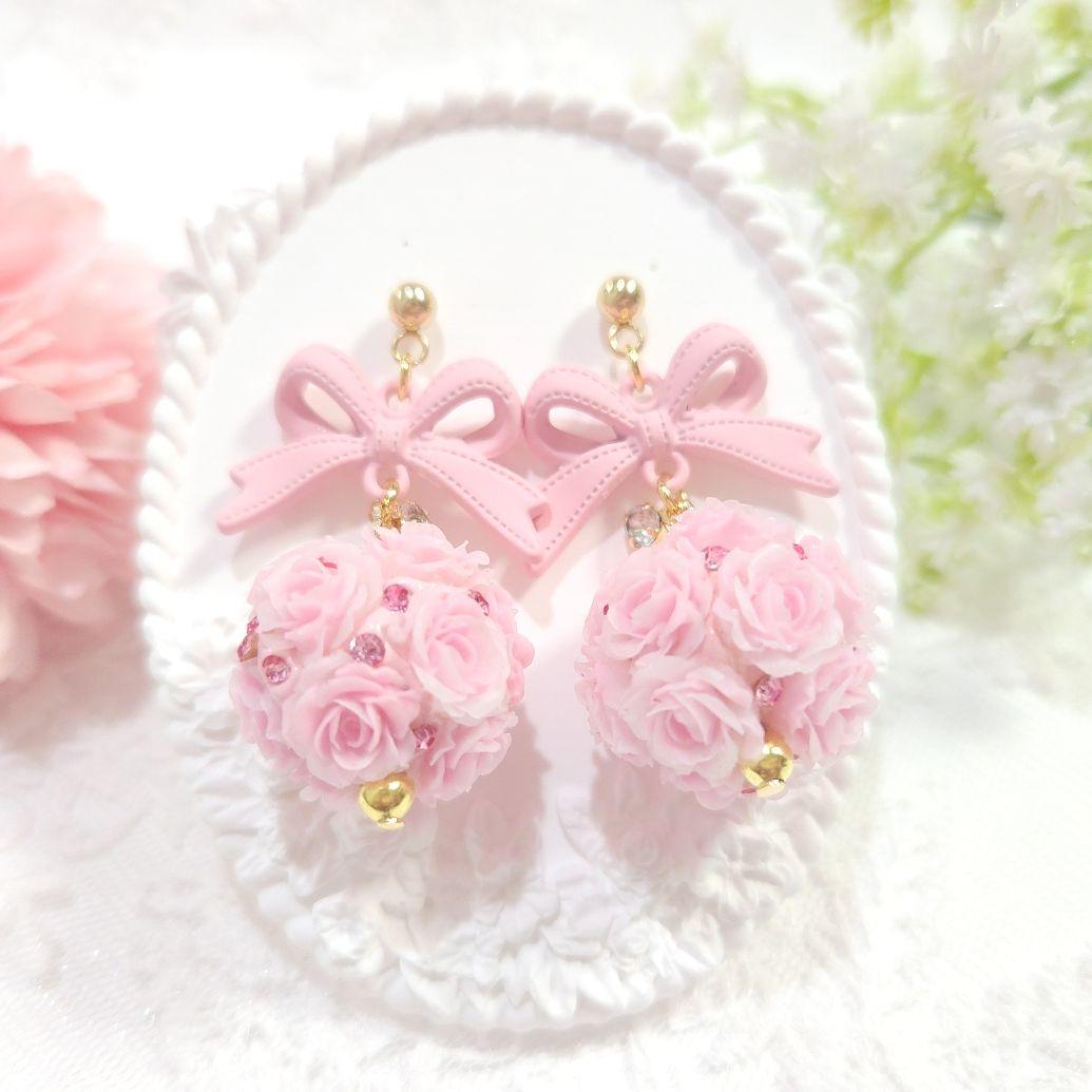 春カラー♡桜ピンク♡大ぶりステッチリボンと薔薇ボールの立体ピアス♡