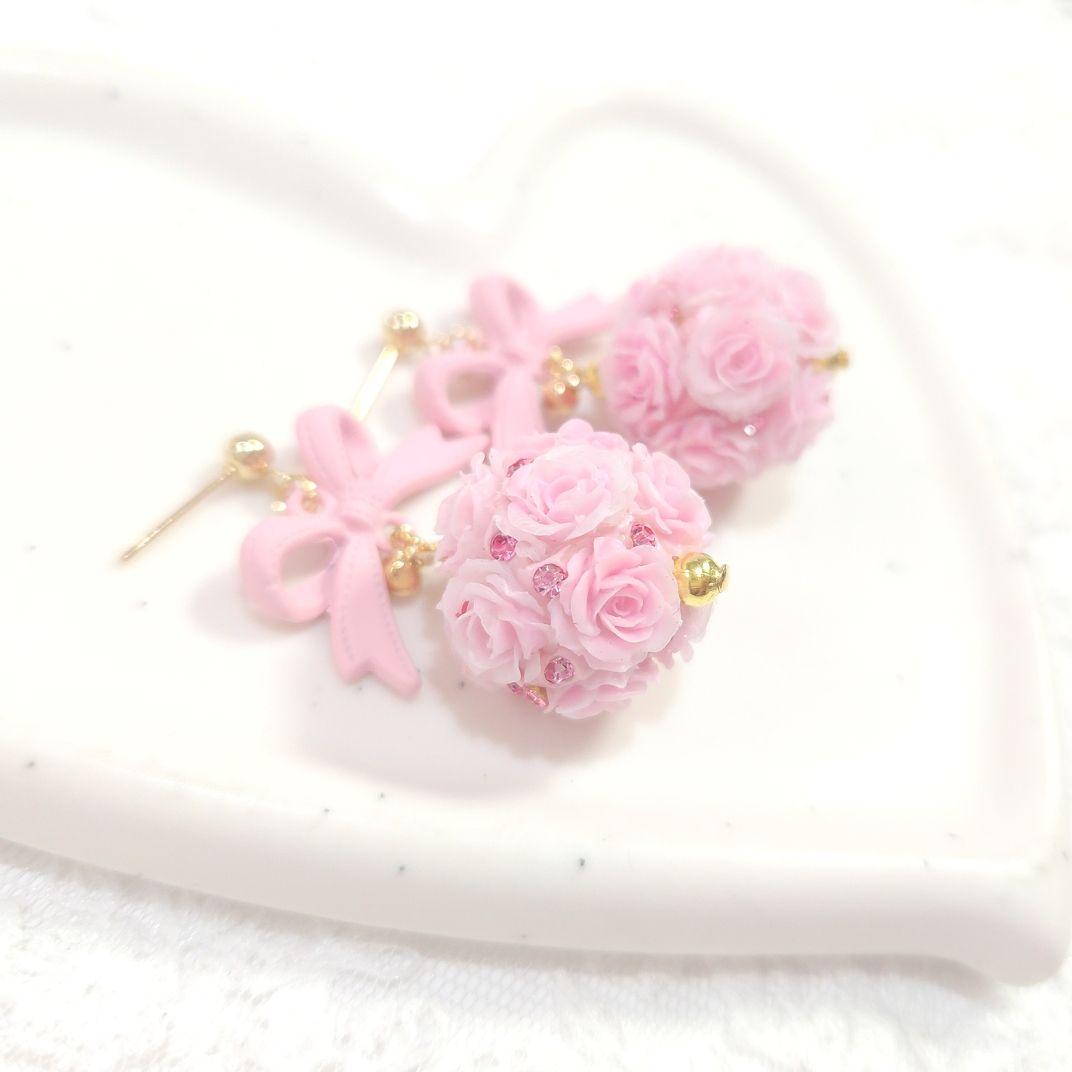 春カラー♡桜ピンク♡大ぶりステッチリボンと薔薇ボールの立体ピアス♡