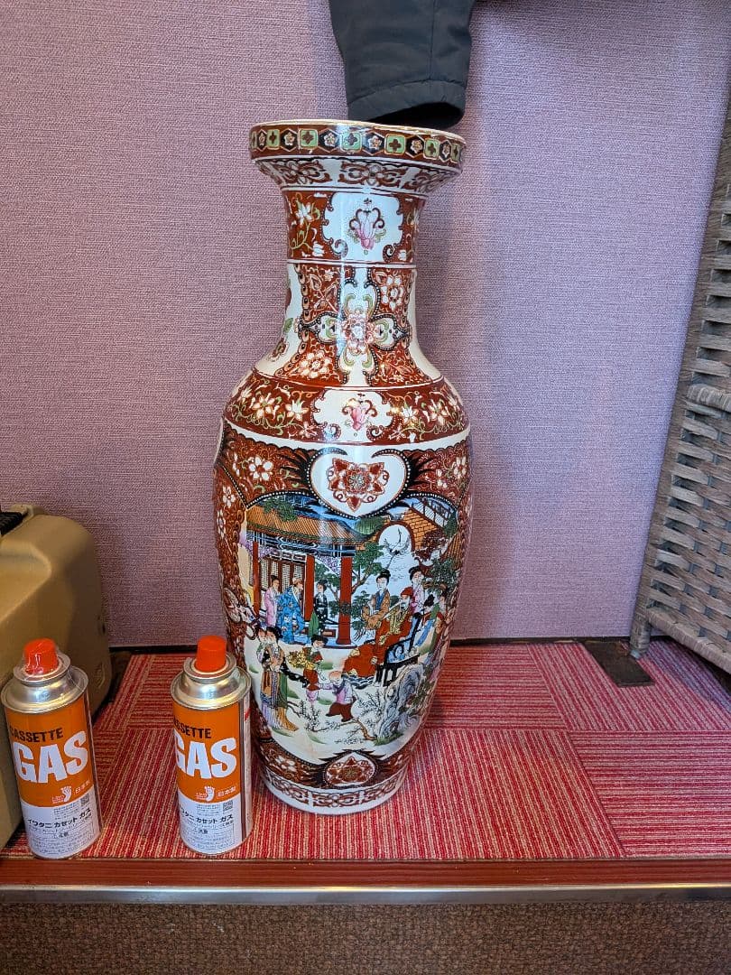 大きな陶磁器の花瓶