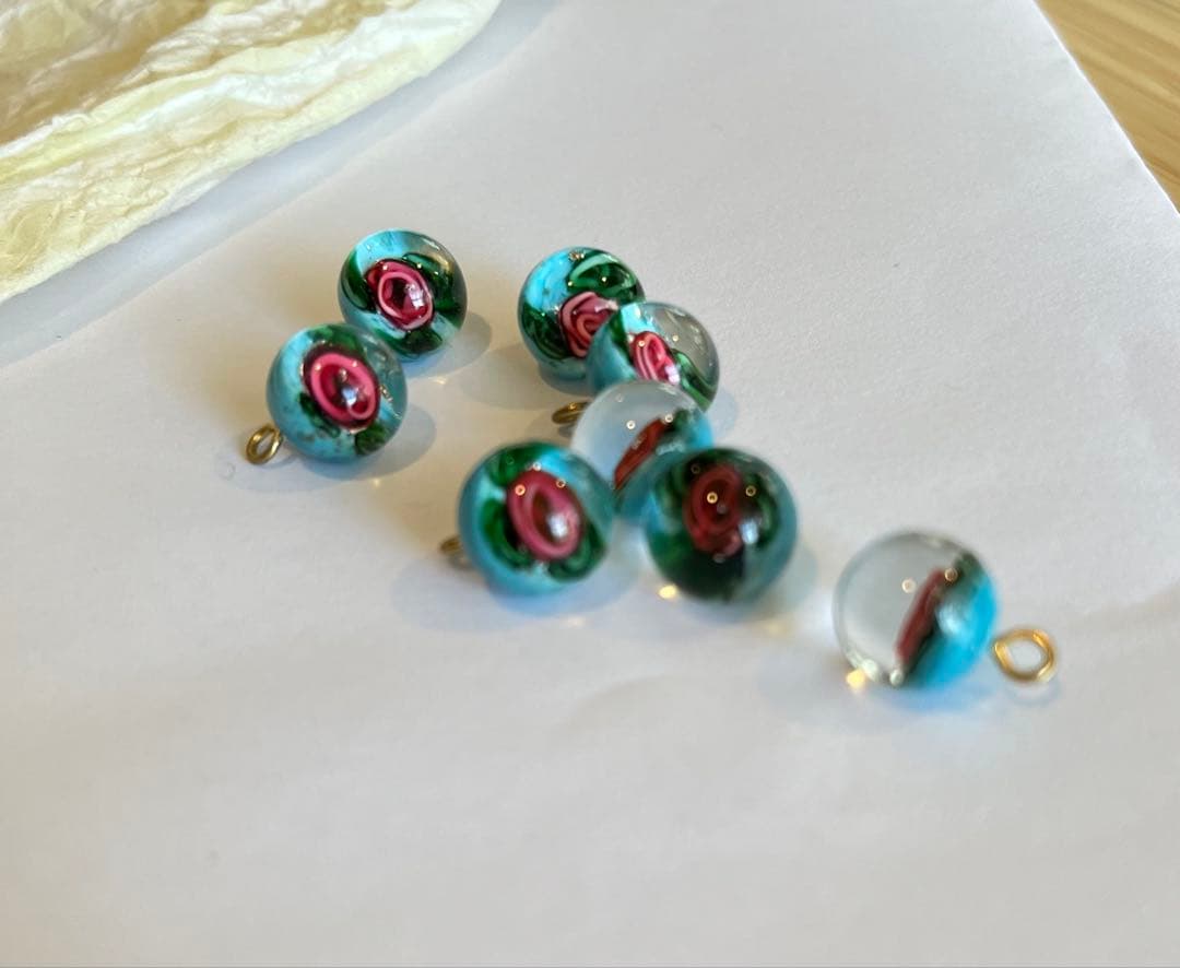 THE BUTTON QUEEN バラ模様 ガラスボタン 8個セット