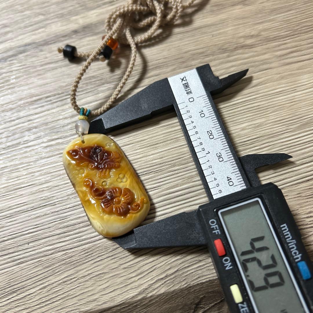 天然琥珀蜜蜡彫刻ペンダント ベージュブラウン