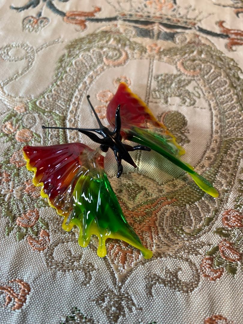 ベネチアングラス　ビンテージの綺麗な蝶々の作品で羽根の模様が綺麗で飛びそうです！